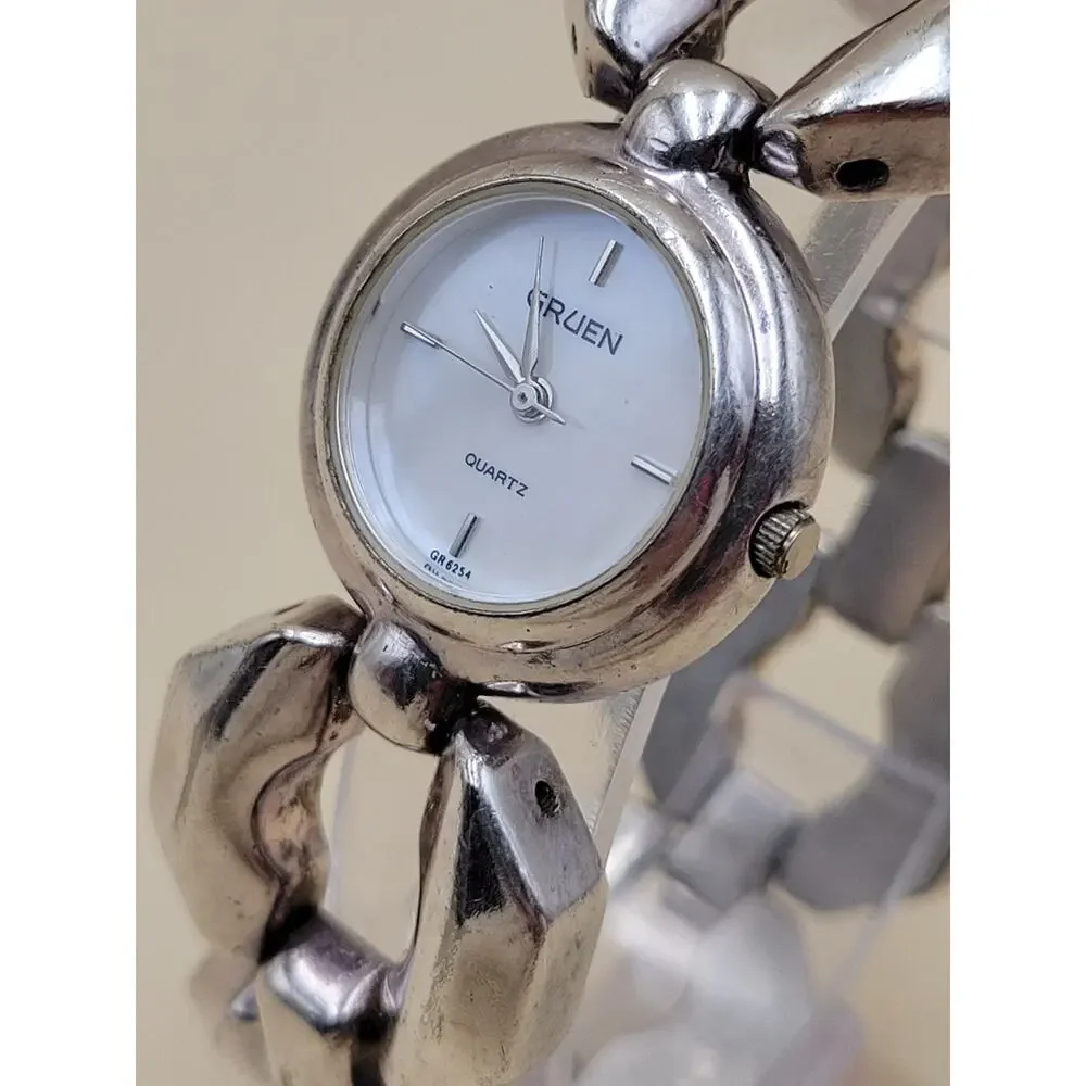 Vintage Gruen Ladies Watch Swiss Quartz ETA 902.104 Silver Tone Bracelet Rare